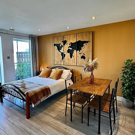 Ferienwohnung Cozy Flat With Balcony